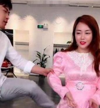 一女网红在直播间被丈夫殴打,被打到晕倒,被网友质疑炒作?休闲区蓝鸢梦想 - Www.slyday.coM