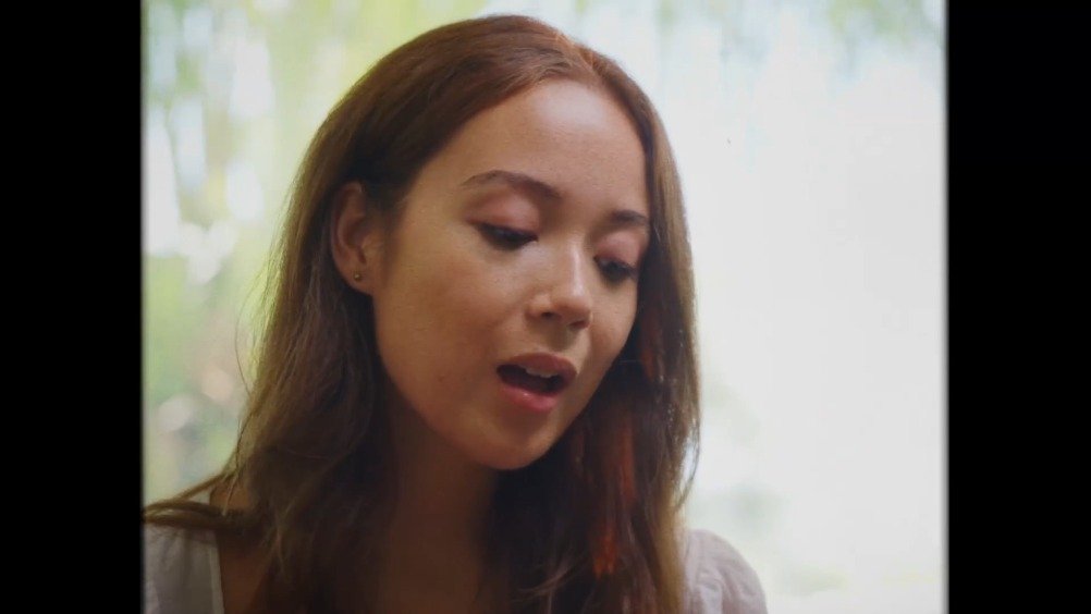 冰岛-中国混血女歌手劳菲(laufey)带来她的新作let