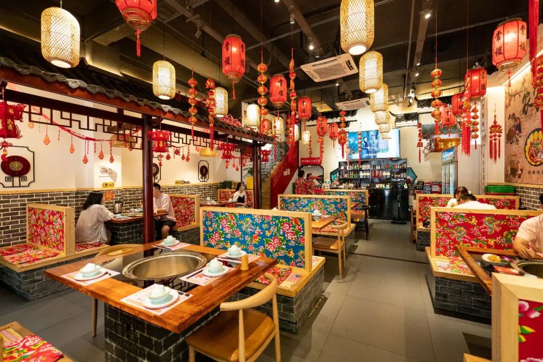 店里店面的装修浓浓的东北气息,一片喜气洋洋的景色,墙上的画介绍着