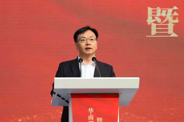 他先后任职广州市市政园林局,广州开发区管委会等单位,历任广州开发区