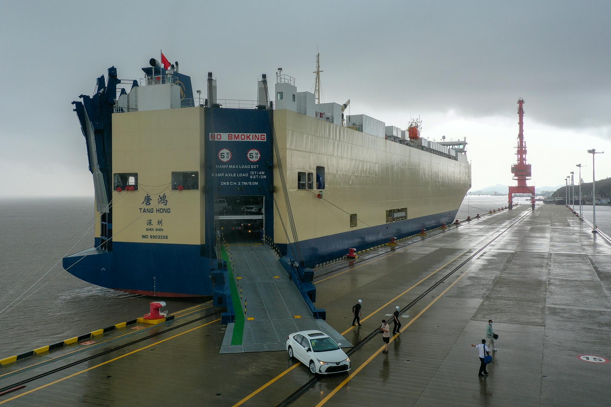 舟山:首次开展汽车滚装船卸载作业-新浪汽车