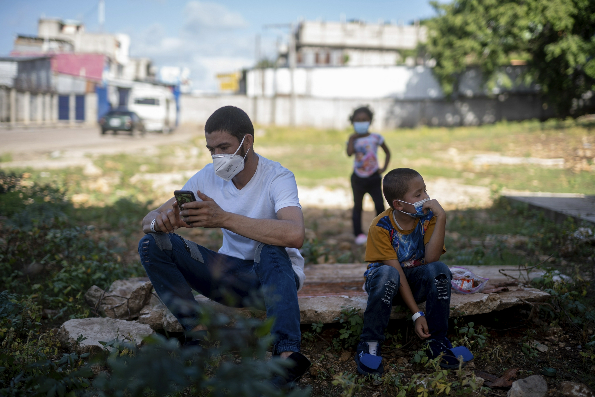 现年24岁的萨尔瓦多人珍妮弗和9岁儿子9日上午被赶出美国得克萨斯州