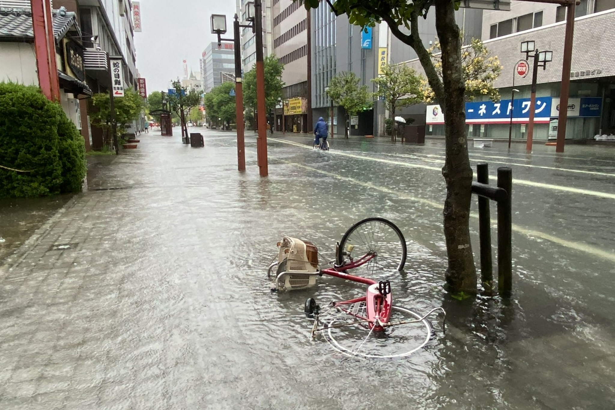 这是8月14日在日本佐贺拍摄的雨后积水的街道.新华社/法新