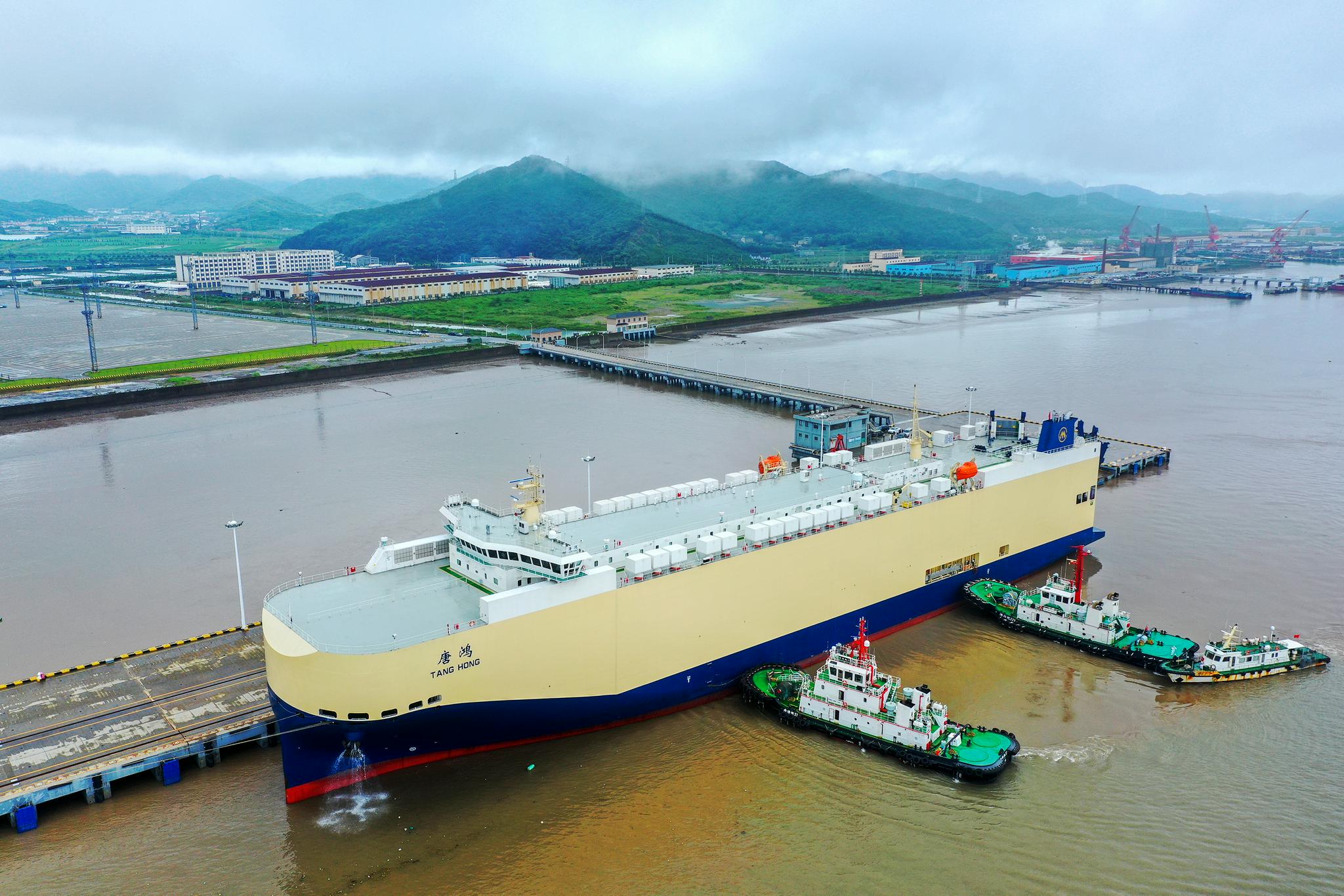 舟山首次开展汽车滚装船卸载作业