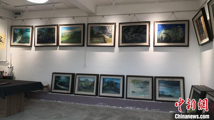 图为王玉记油画工作室里的油画. 罗继秀 摄