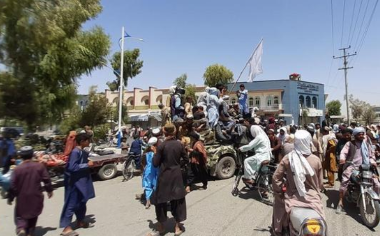 塔利班武装人员8月13日在阿富汗第二大城市坎大哈街头。图源新华网