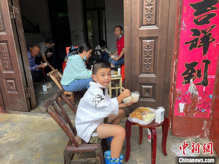 居民在家中吃盒饭。郭晓莹 摄