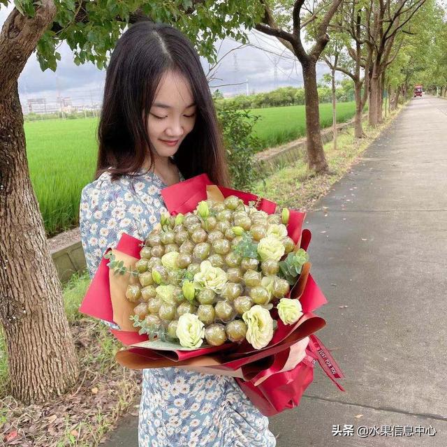 马斯卡丁葡萄花束99颗卖出1314元 上海果园种出新花样 上海市 新浪新闻