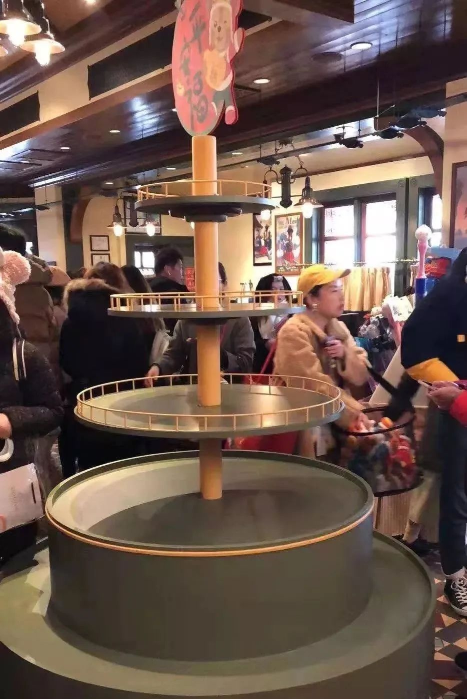 359元炒至两千多！上海迪士尼中秋玩偶3天售罄，粉丝哭了：给黄牛当韭菜？休闲区蓝鸢梦想 - Www.slyday.coM