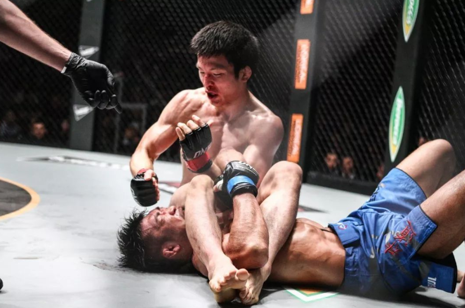 昨晚张立鹏完胜散打巨匠现场约战日本传奇格斗家