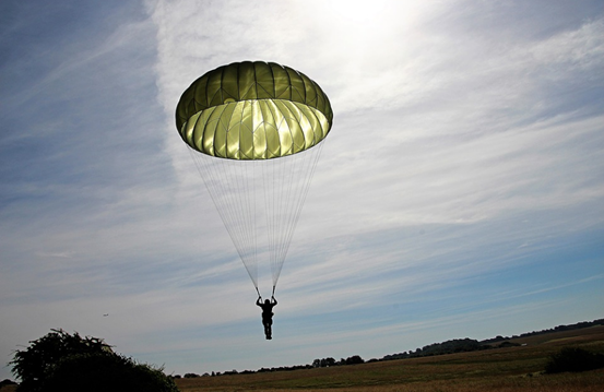 在跳伞时,拉不开降落伞怎么办?