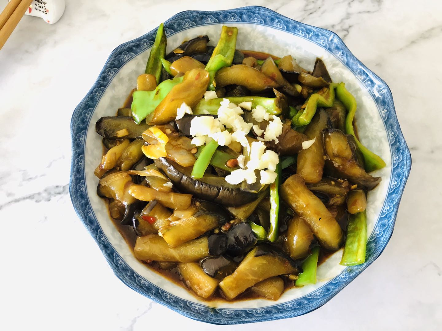 烧茄子是很受欢迎的一道家常菜,通常我家会放西红柿一起,偶尔也会放