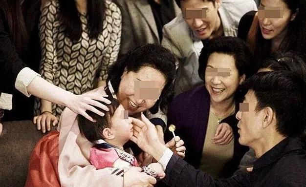 杜淳女儿看着爸爸5秒钟就哭?宝宝开始认生,说明她长大啦休闲区蓝鸢梦想 - Www.slyday.coM