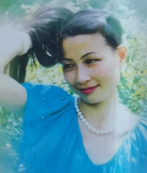 母亲仲小萍是上个世纪80年代的流行歌手,不仅人美歌甜,也是把邓丽君歌