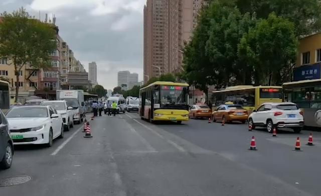 痛心!哈尔滨一公交司机逆行驾驶,1名男子不幸被撞身亡休闲区蓝鸢梦想 - Www.slyday.coM