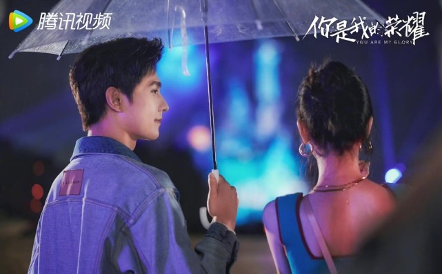 热巴杨洋在迪士尼看烟花！乔晶晶穿吊带好性感，荣耀夫妇太上头休闲区蓝鸢梦想 - Www.slyday.coM