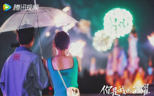 热巴杨洋在迪士尼看烟花！乔晶晶穿吊带好性感，荣耀夫妇太上头休闲区蓝鸢梦想 - Www.slyday.coM