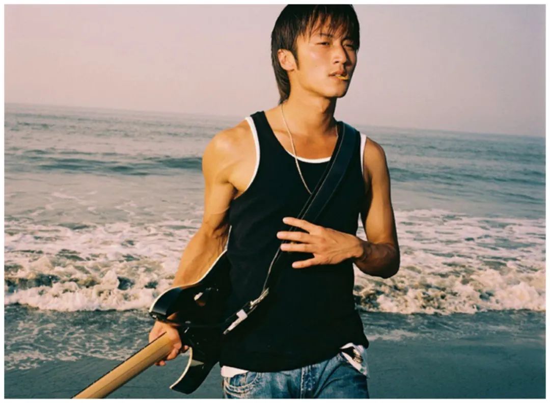 1997年,谢霆锋推出第一张专辑《my attitude》,一举斩获了当时的许多