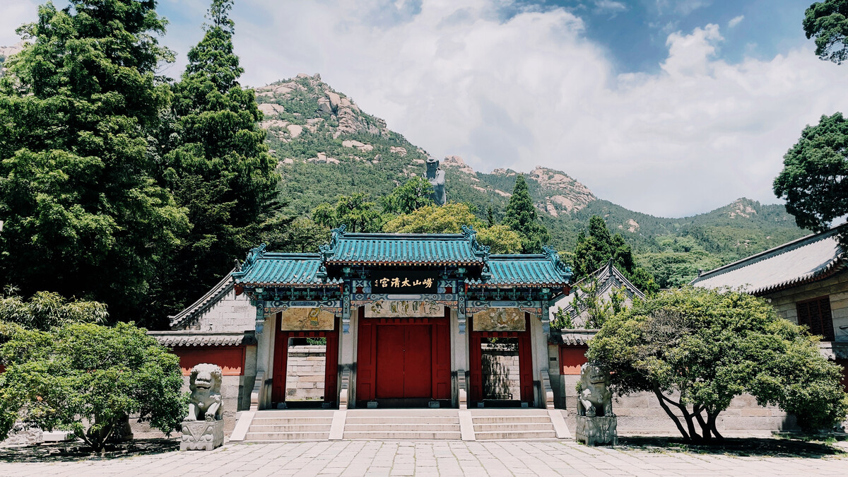 崂山太清宫又被称之为"北国小江南"和神仙之府,它所处的位置是青岛市