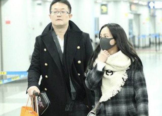 姚笛与老公现身街头,手牵手甜蜜出行感情稳定,力破老公出轨传闻