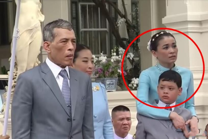 继母苏提达对小王子提帮功再好也替代不了生母,苏提达一家四口出席