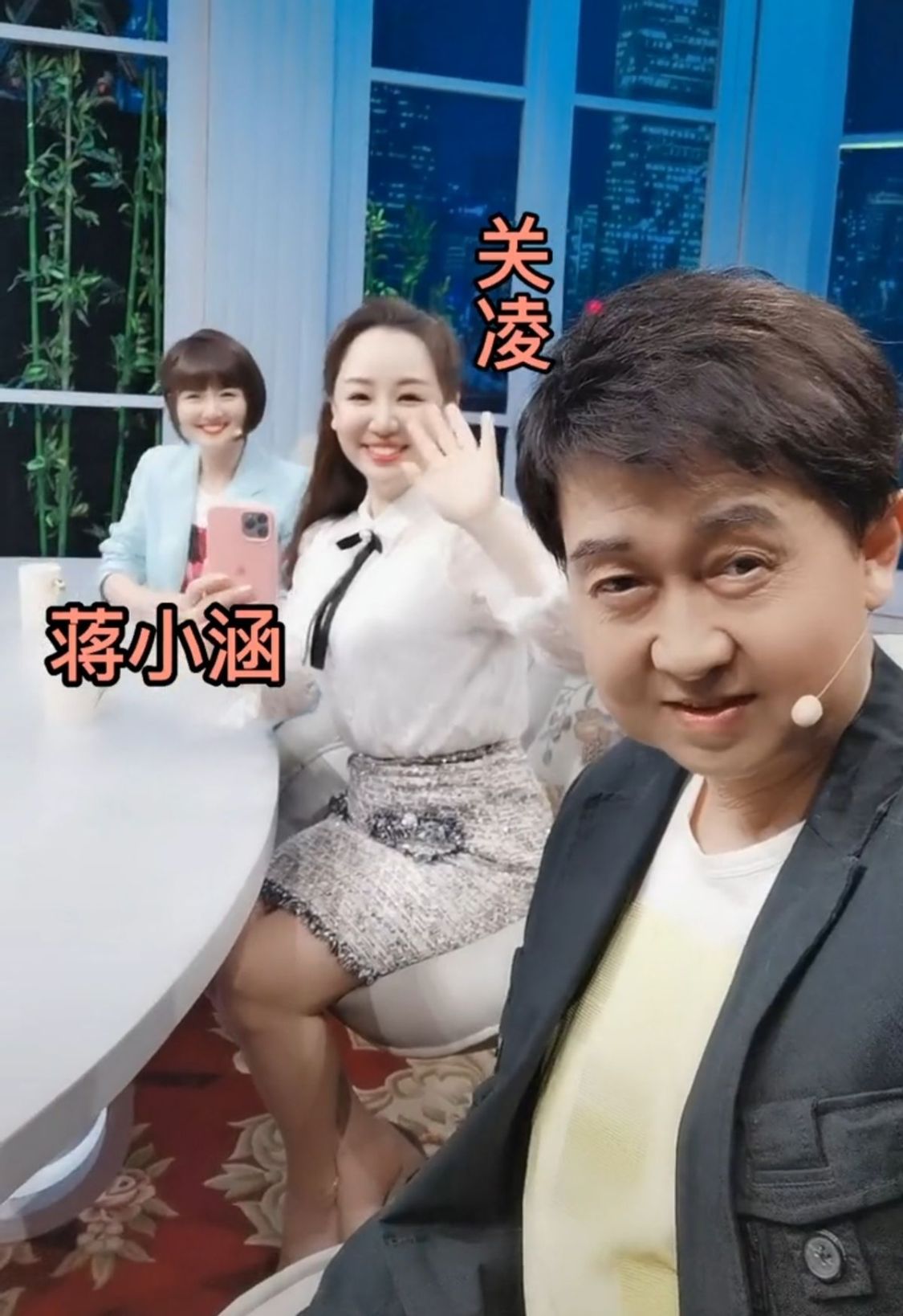 关凌演的角色土气,但生活中穿戴奢华像贵妇,身材圆润富态得很!