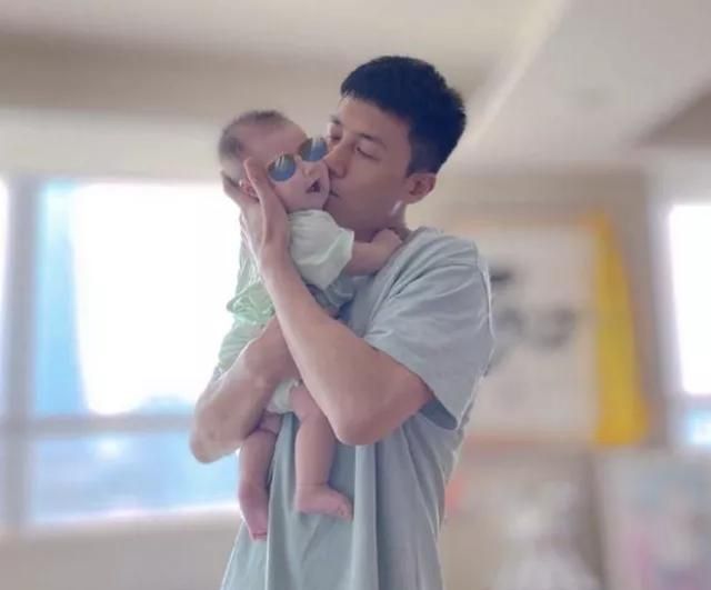 杜淳女儿看着爸爸5秒钟就哭?宝宝开始认生,说明她长大啦休闲区蓝鸢梦想 - Www.slyday.coM