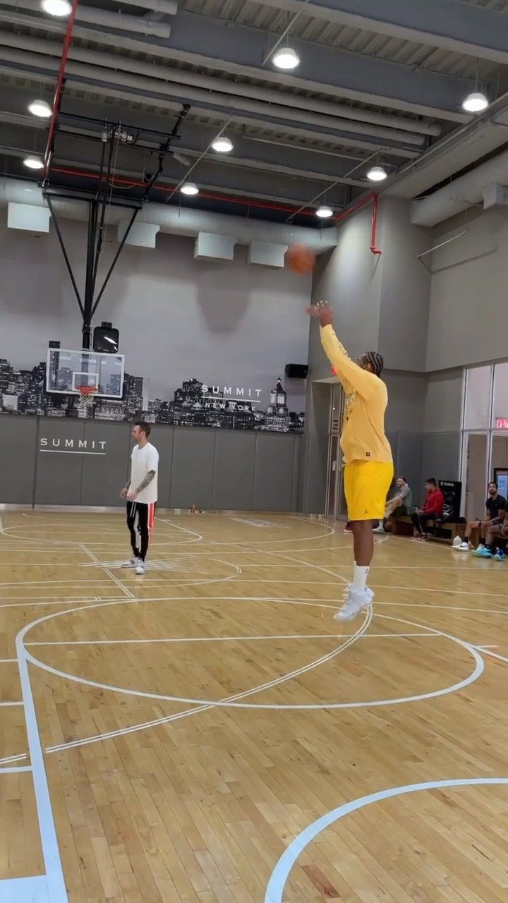 安东尼跟2022届热门新秀埃莫尼·贝茨一起训练定点投篮三分!