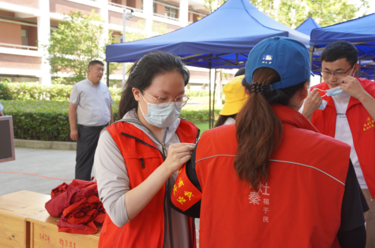 疫情防控攻坚有我致敬坚守抗疫一线的青年志愿者们