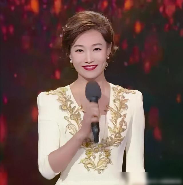 43岁央视美女李梓萌,戴了13年假发主持,头套摘下惊艳的认不出