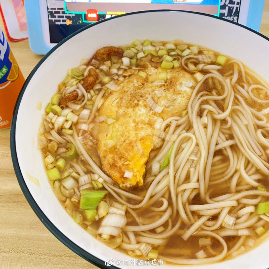 今天在家吃了葱花鸡蛋面有和小杭杭一样爱吃面的朋友吗?