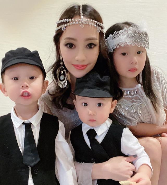 名媛关颖近况罕曝光,4年生3胎身材纤细,子女颜值超高