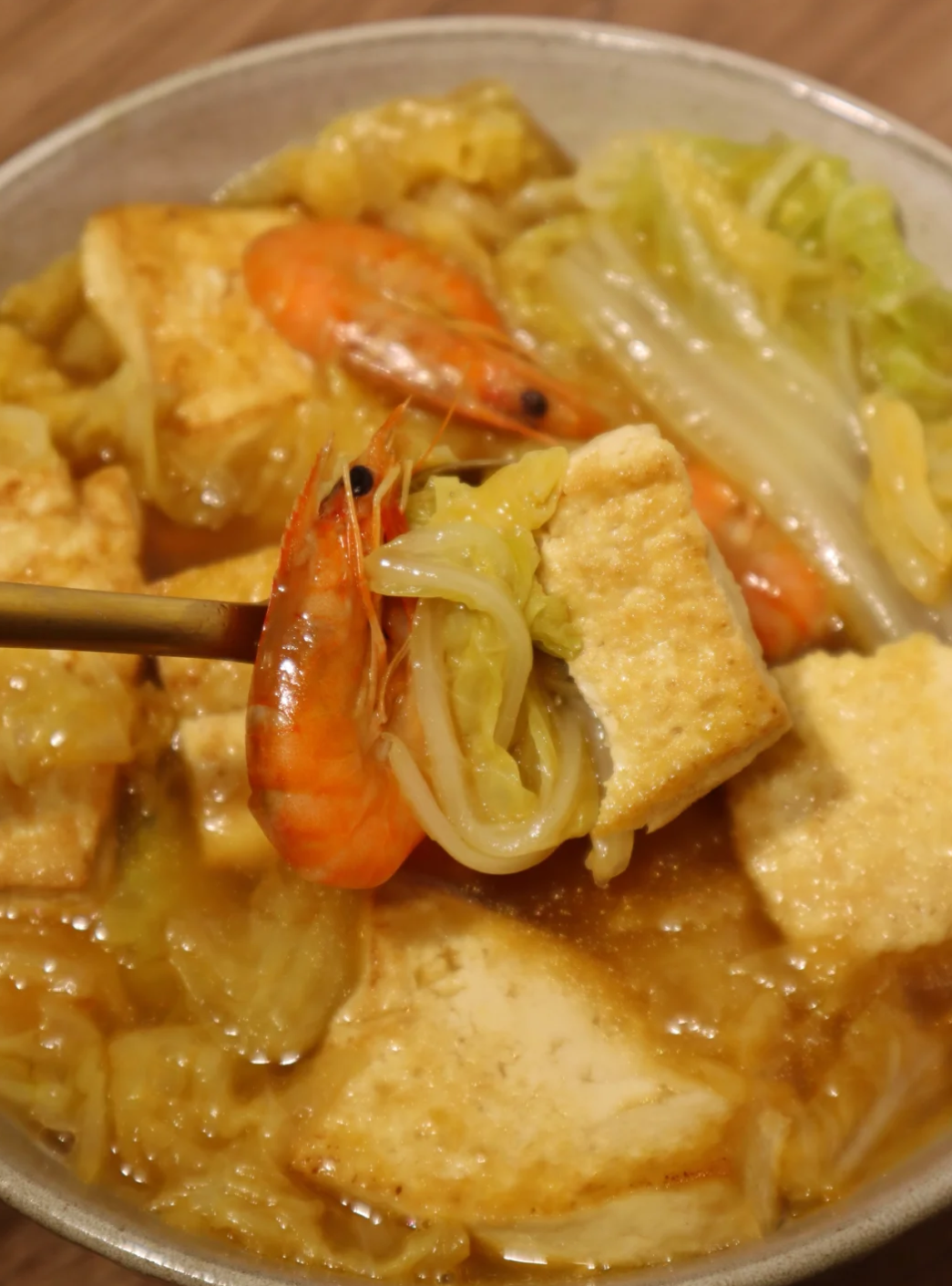 准备材料: 白菜半颗 大虾8个 豆腐一块