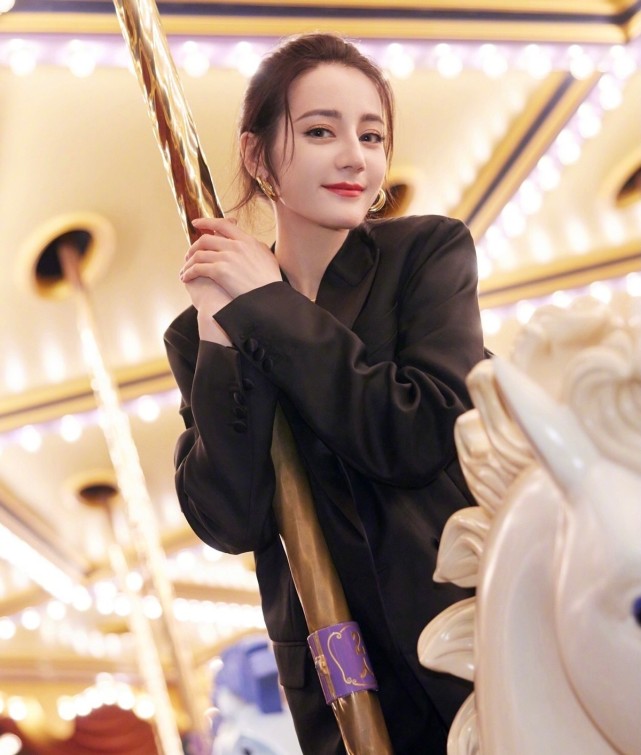 热巴杨洋在迪士尼看烟花！乔晶晶穿吊带好性感，荣耀夫妇太上头休闲区蓝鸢梦想 - Www.slyday.coM