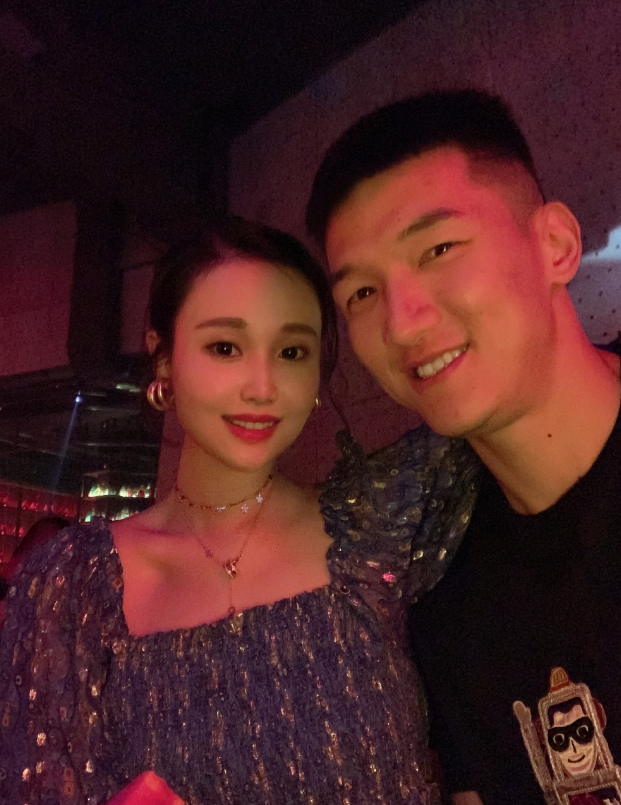 七夕节cba群星秀恩爱!朱彦西蔡亮娇妻可人 张常宁吴冠希搞怪