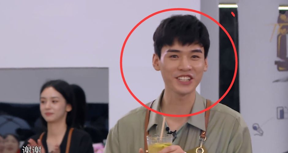 丁真热到流汗露出素颜,真实肤色不黑,肤质却与龚俊形成鲜明对比