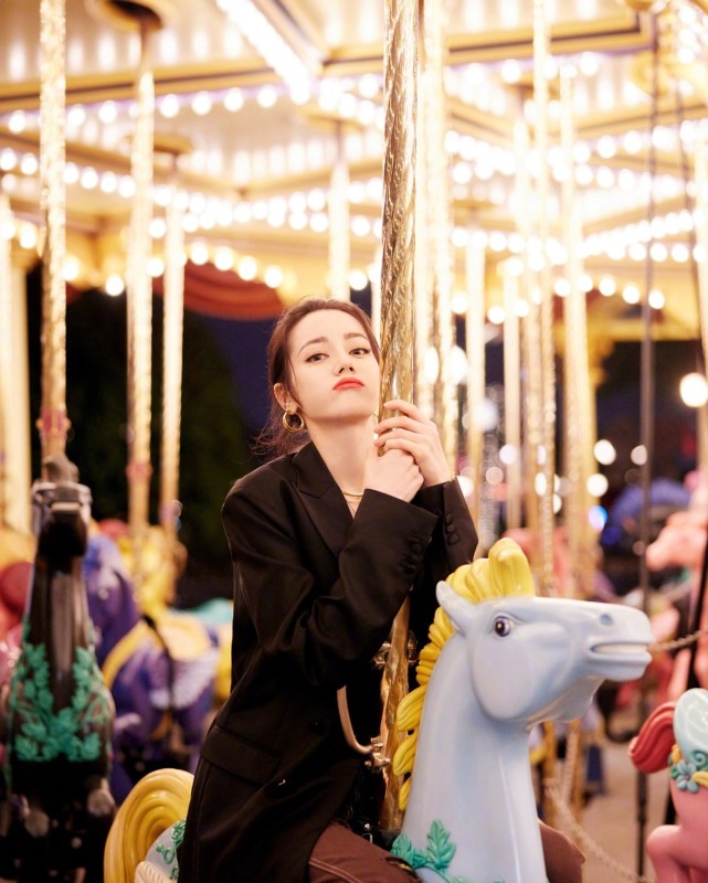 热巴杨洋在迪士尼看烟花！乔晶晶穿吊带好性感，荣耀夫妇太上头休闲区蓝鸢梦想 - Www.slyday.coM