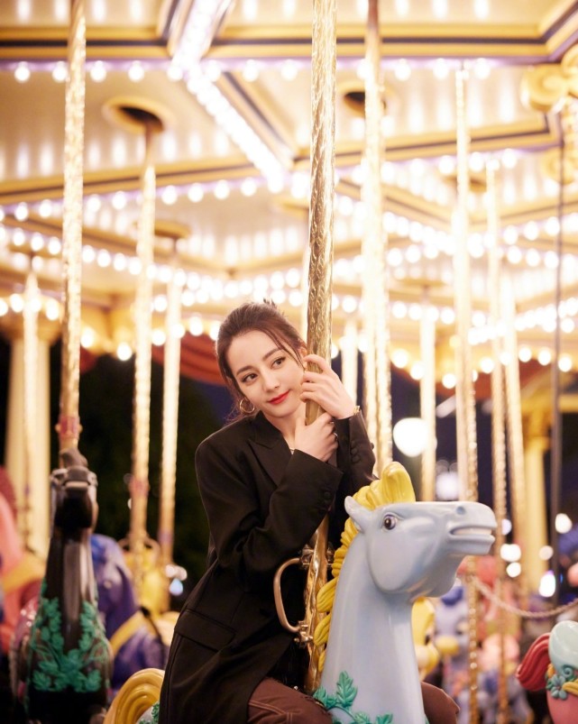 热巴杨洋在迪士尼看烟花！乔晶晶穿吊带好性感，荣耀夫妇太上头休闲区蓝鸢梦想 - Www.slyday.coM