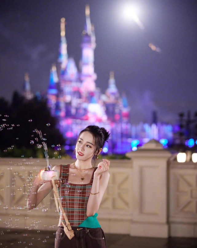 热巴杨洋在迪士尼看烟花！乔晶晶穿吊带好性感，荣耀夫妇太上头休闲区蓝鸢梦想 - Www.slyday.coM