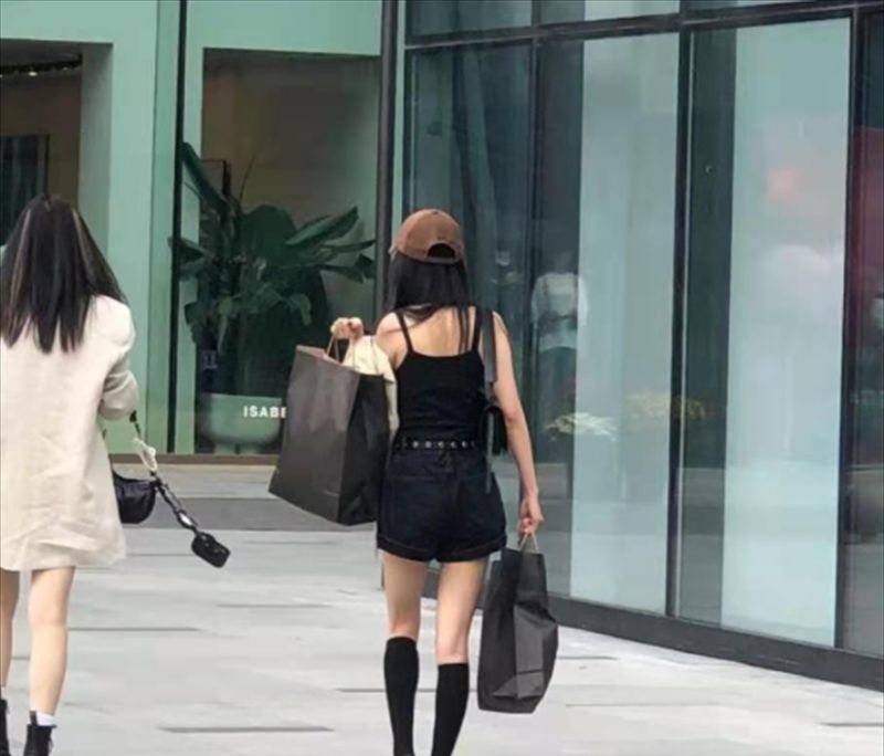 杨幂和闺蜜七夕一起拍的照片合照 与好闺蜜比大长腿不相上下