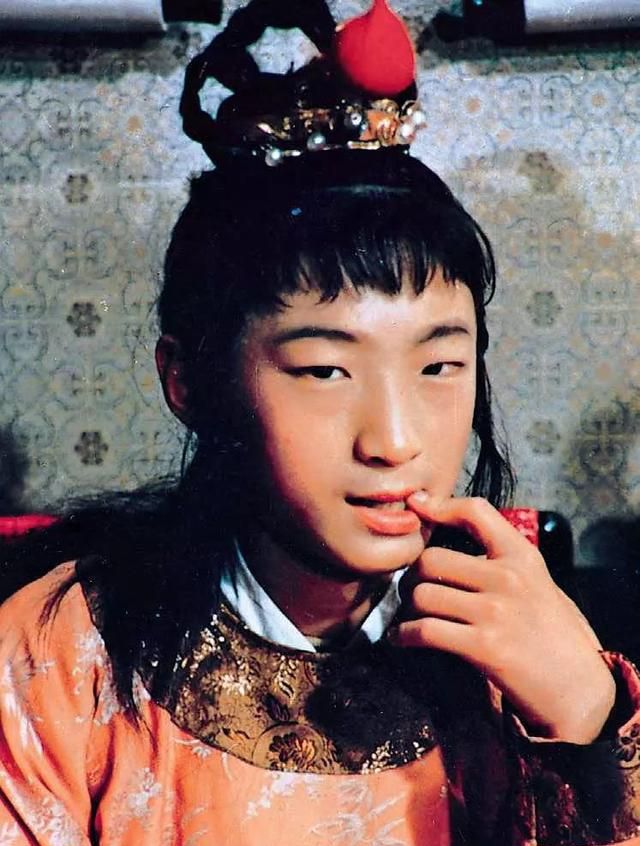 贾环为何推翻灯油,要烫瞎宝玉的双眼?看看贾宝玉对彩霞做了什么