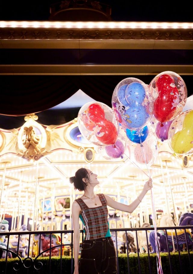 热巴杨洋在迪士尼看烟花！乔晶晶穿吊带好性感，荣耀夫妇太上头休闲区蓝鸢梦想 - Www.slyday.coM