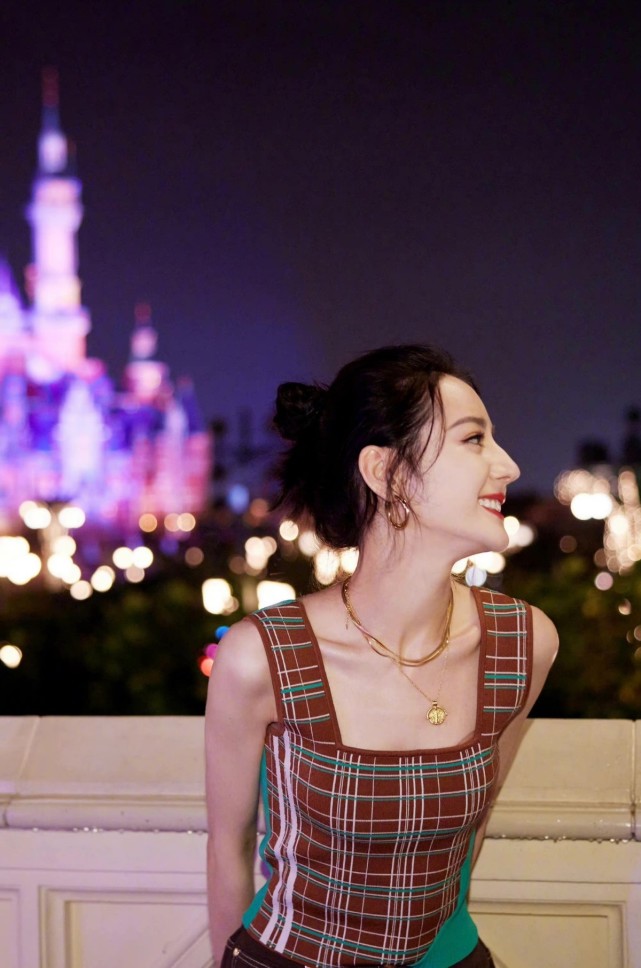 热巴杨洋在迪士尼看烟花！乔晶晶穿吊带好性感，荣耀夫妇太上头休闲区蓝鸢梦想 - Www.slyday.coM