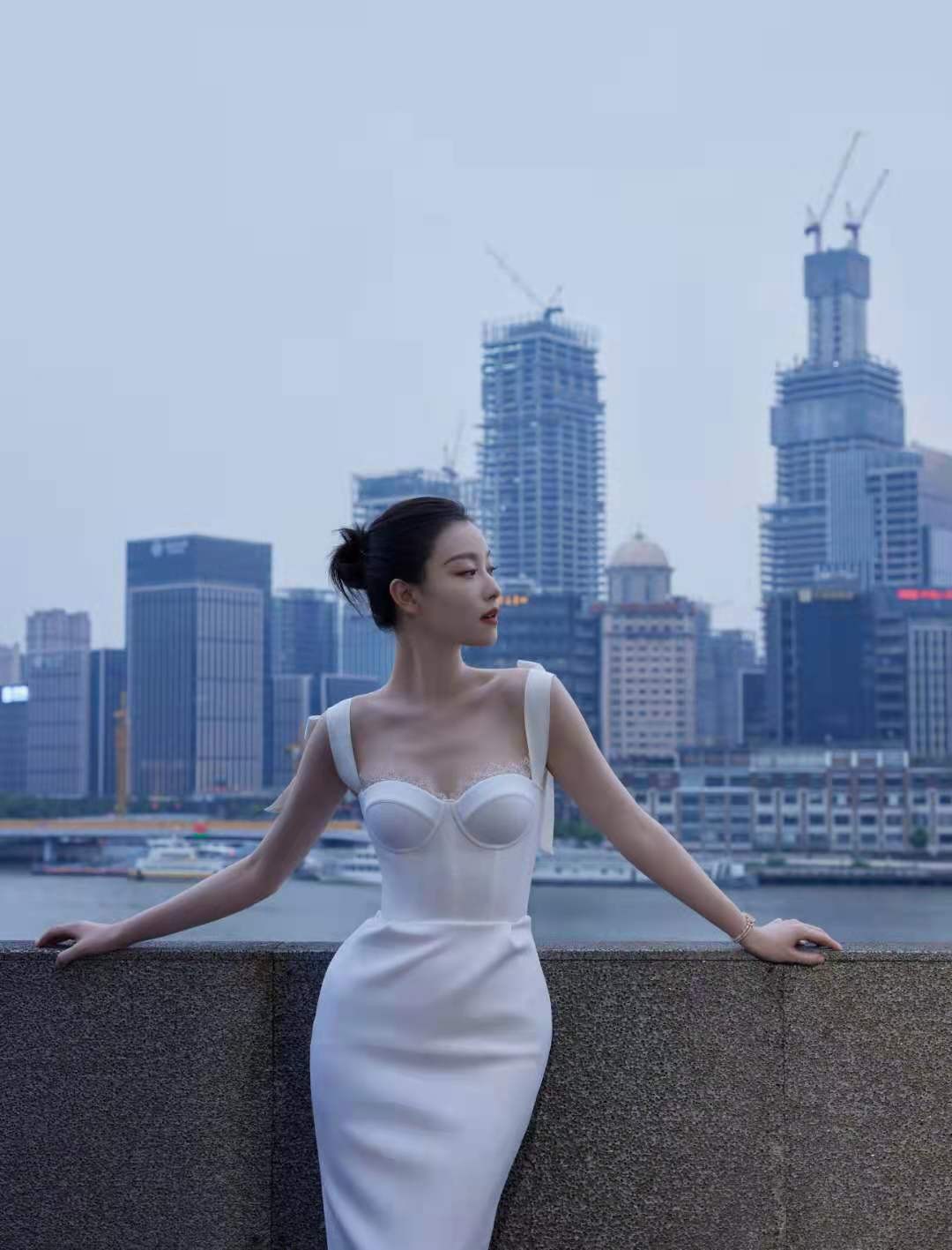 又大了一岁的倪妮,穿搭真是绝绝子,一身白气质照样拿捏得死死的