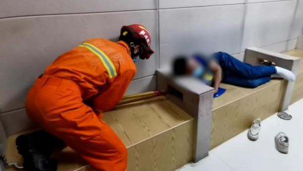 我是110",民警半夜求助消防帮开手铐