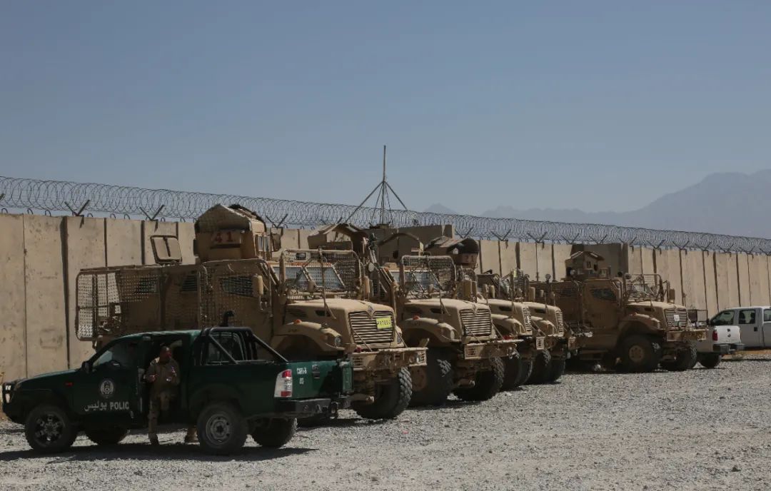 7月8日，美军遗弃的军用车辆停放在阿富汗帕尔万省的巴格拉姆空军基地内。新华社发（拉赫马图拉·阿里扎达 摄）