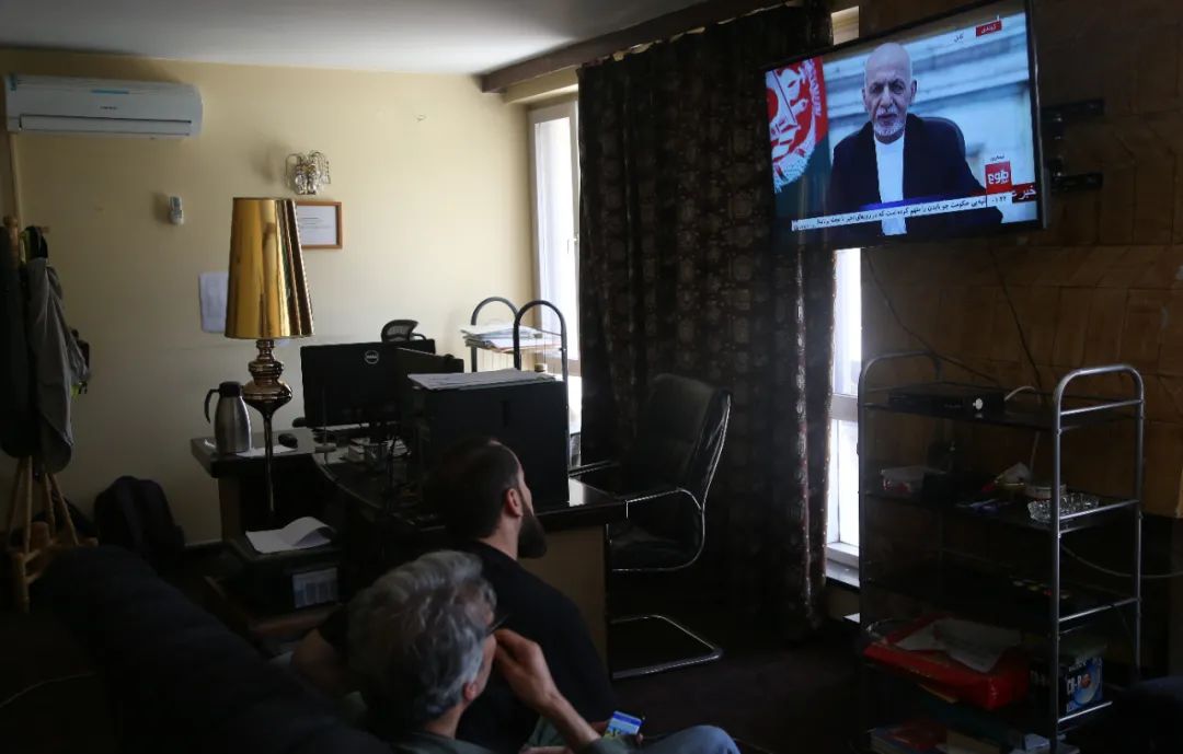 8月14日，人们在阿富汗首都喀布尔观看阿富汗总统加尼的电视讲话。新华社发（拉赫马图拉·阿里扎达 摄）