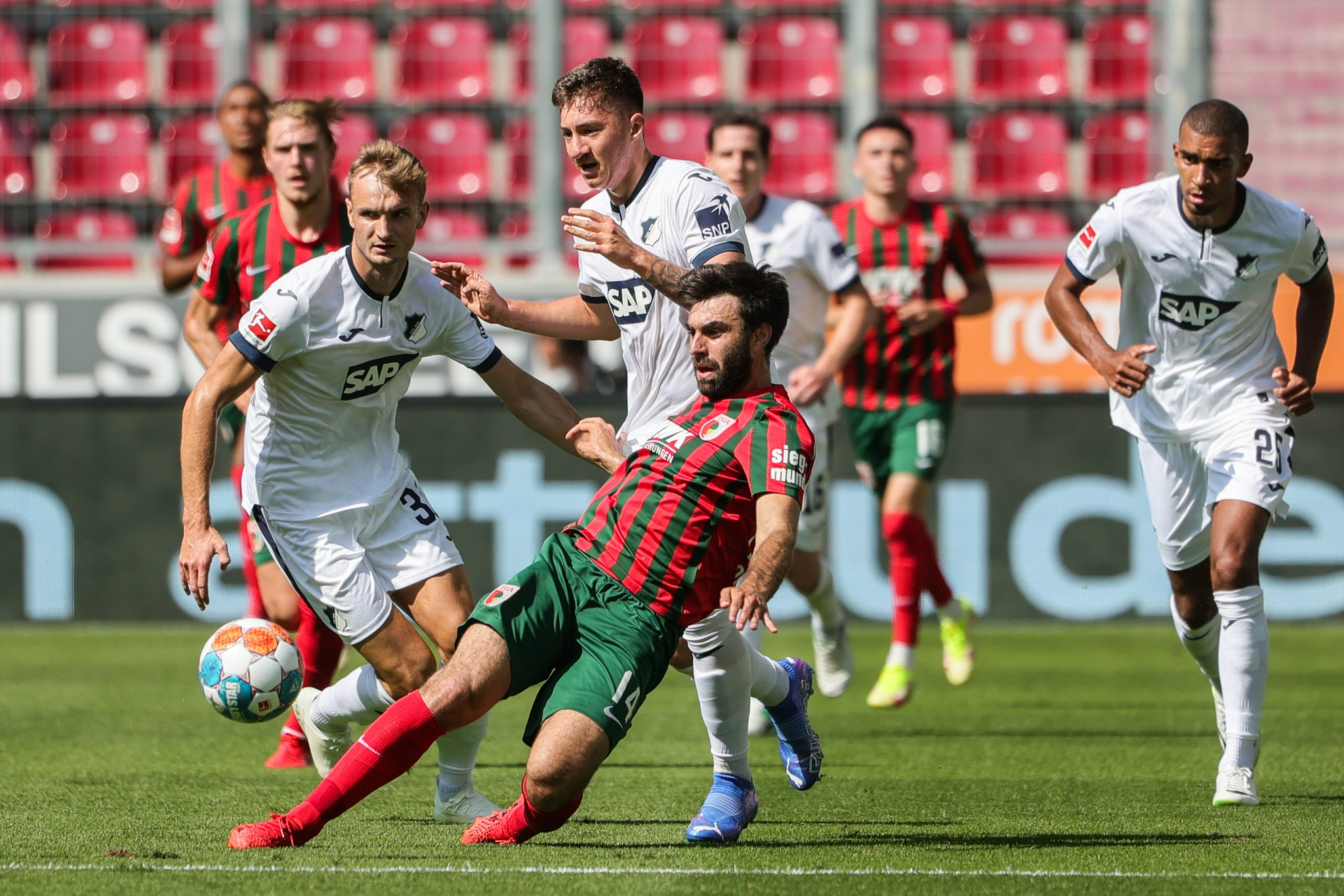 8月14日,奥格斯堡队球员尼德莱赫纳(左二)在霍芬海姆队球员福格特(左