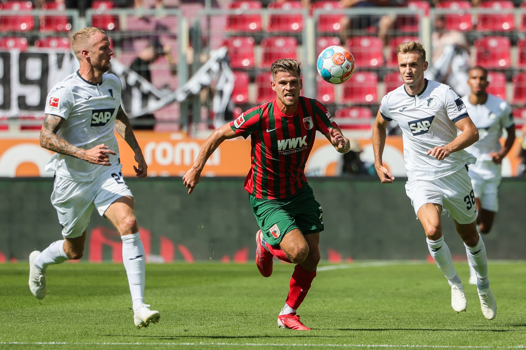 足球——德甲:奥格斯堡不敌霍芬海姆