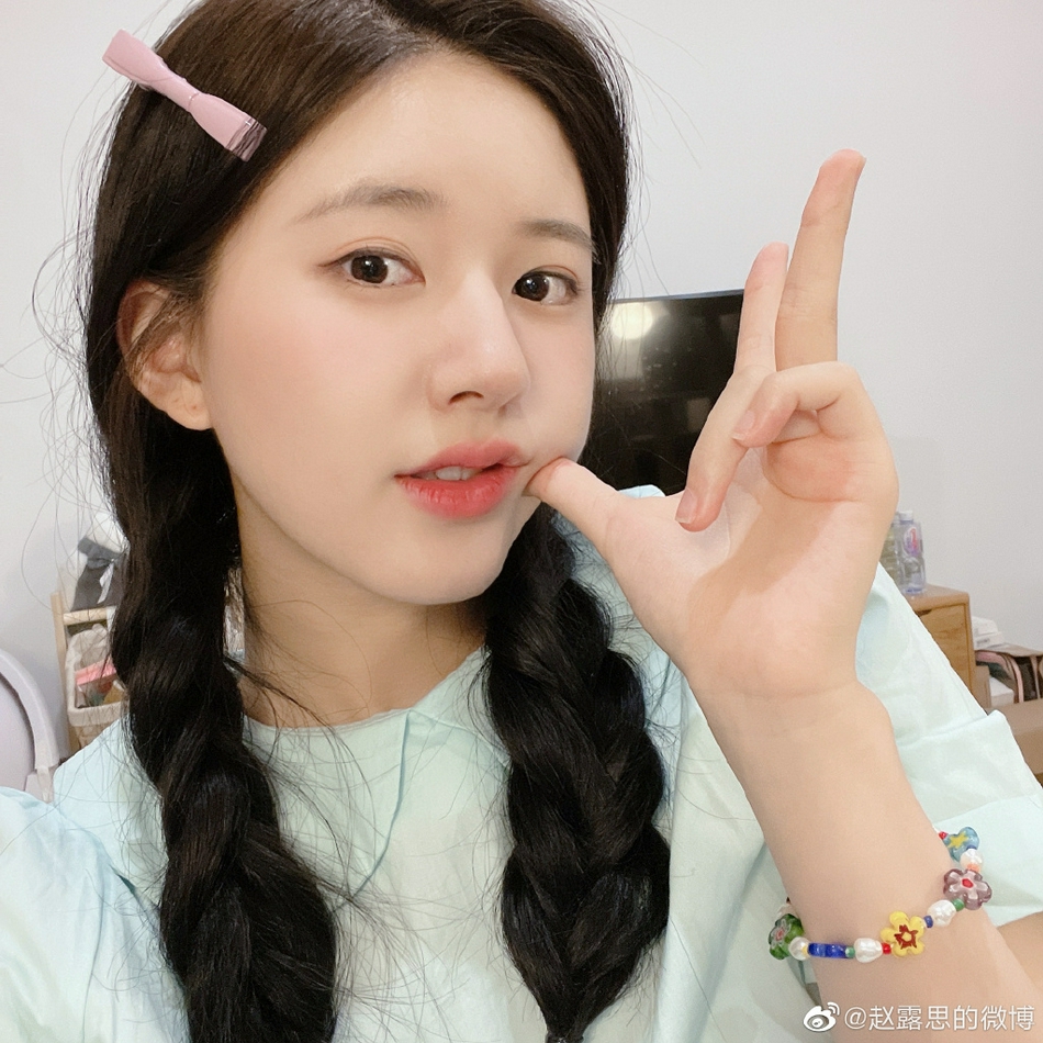 赵露思七夕晒九宫格自拍嘟嘴卖萌喵星人也出镜